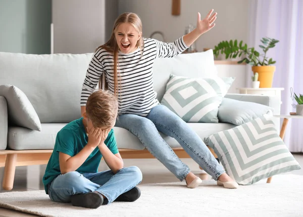 Θυμωμένη μητέρα να μαλώνει το γιο της στο σπίτι — Φωτογραφία Αρχείου