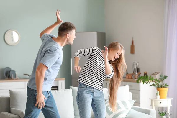 Сердитий чоловік бризкає свою дружину вдома — стокове фото