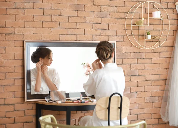 Mañana de hermosa novia joven antes de la ceremonia de boda — Foto de Stock