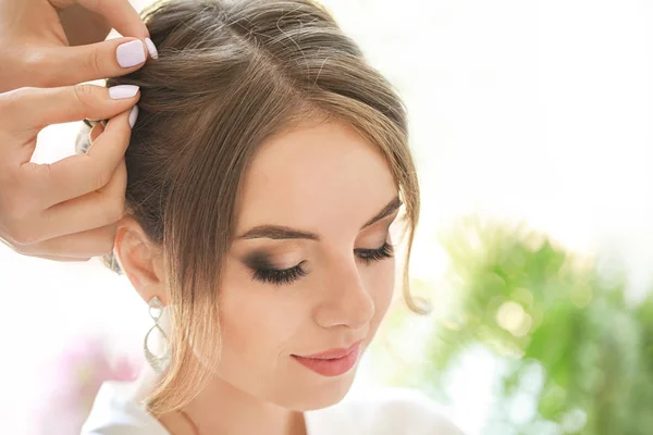 Professional hairdresser working with young bride at home, closeup — Stock Photo, Image