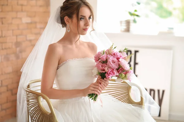 Hermosa novia joven con ramo antes de la ceremonia de boda en casa —  Fotos de Stock
