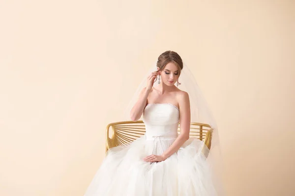 Portret van mooie jonge bruid op lichte achtergrond — Stockfoto