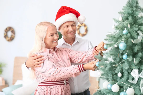 Happy äldre par firar jul hemma — Stockfoto