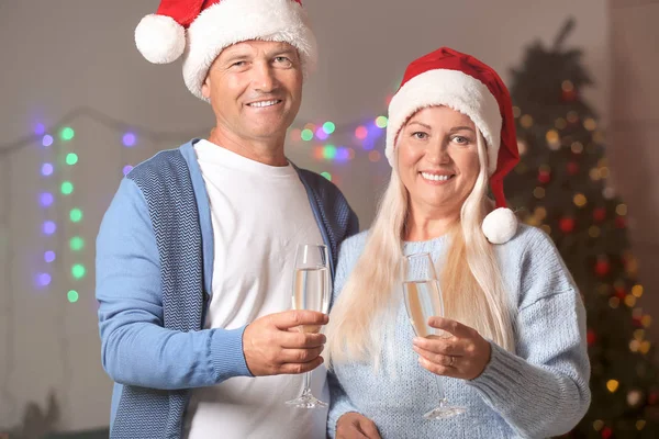 Äldre par med glas champagne firar julen hemma — Stockfoto