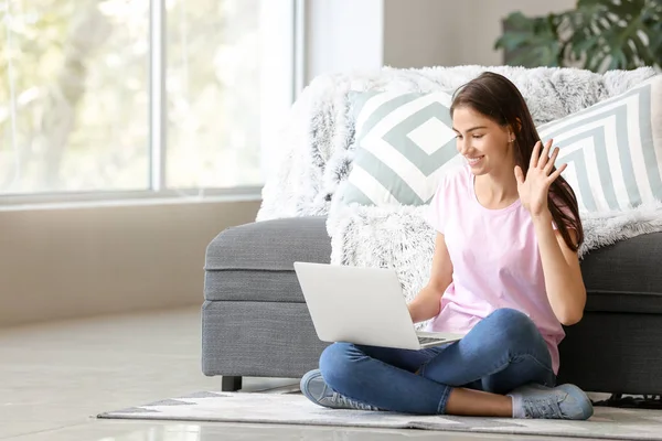 Jovem com laptop em casa — Fotografia de Stock