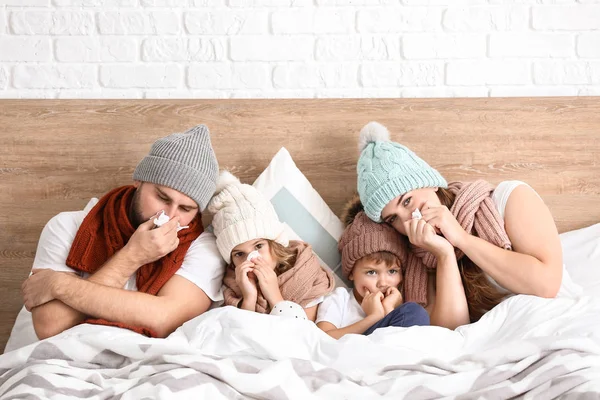 Familj sjuk med influensa i sängen hemma — Stockfoto