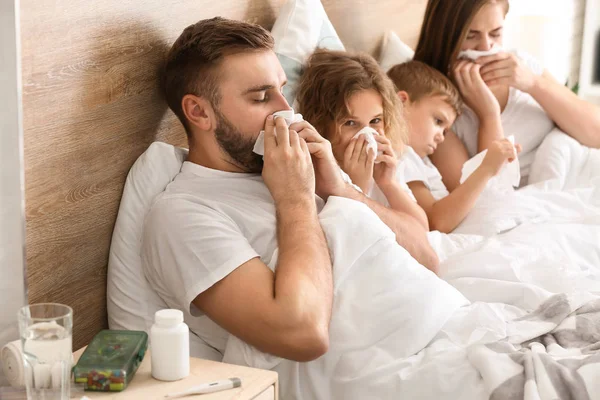 Familia enferma de gripe en la cama en casa —  Fotos de Stock