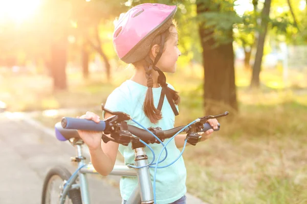 Menina bonito andar de bicicleta ao ar livre — Fotografia de Stock