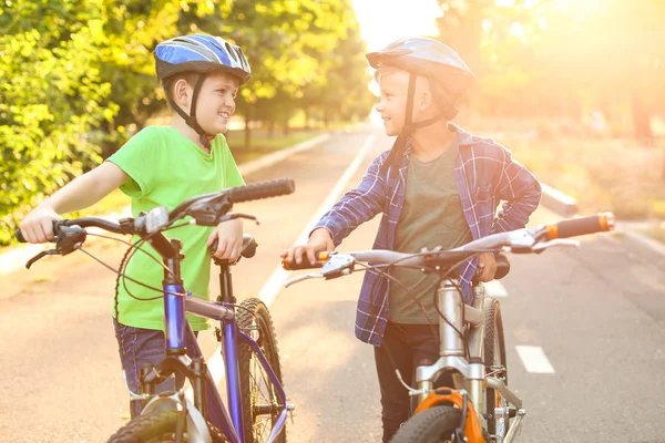 Crianças bonitos andar de bicicleta ao ar livre — Fotografia de Stock