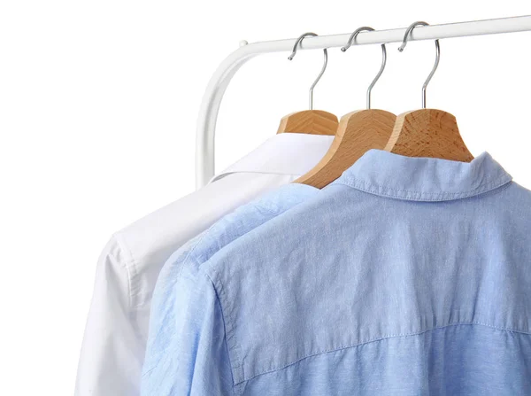 Rack με κομψά ρούχα σε λευκό φόντο — Φωτογραφία Αρχείου