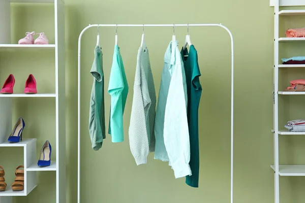 Scaffale con abiti femminili puliti nello spogliatoio — Foto Stock