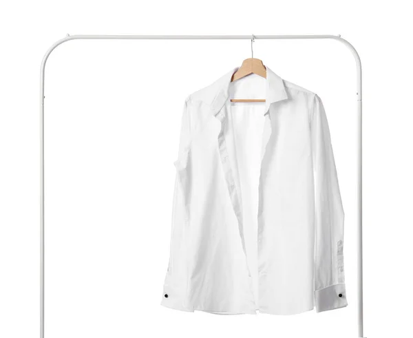 Scaffale con camicia elegante su sfondo bianco — Foto Stock