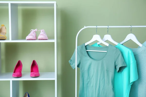 Bastidor con ropa femenina limpia en vestidor — Foto de Stock