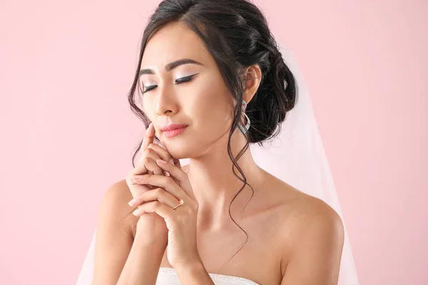Hermosa joven asiática novia en color de fondo —  Fotos de Stock