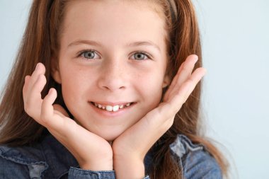 Hafif arka planda sevimli küçük kız