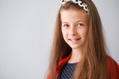 Hafif arka planda sevimli küçük kız