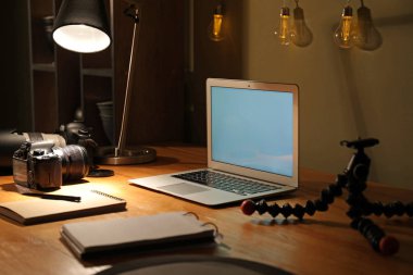 Fotoğrafçının işyeri akşam geç saatlerde