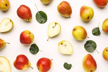 Beyaz arka planda tatlı olgun armut