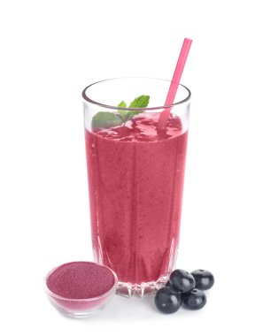 Beyaz arka plan üzerinde toz ile acai smoothie Cam