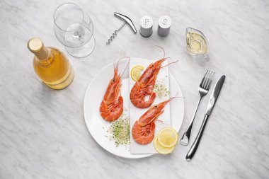 Hafif masada lezzetli karides ve şarap ile Tabak