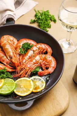 Masada lezzetli karidesler ile tava