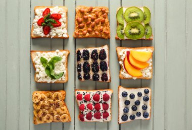 Ahşap arka planda farklı lezzetli sandviçler