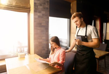 Restoranda müşteriye servis yapan garson.