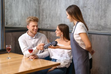 Adam terminalden lokantaya fatura ödüyor.