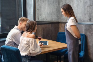 Restoranda müşterilere servis yapan garson.