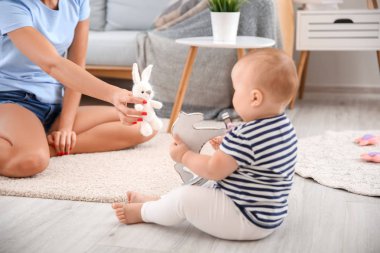 Onun şirin bebek evde annesiyle