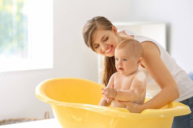 Anne evde onu sevimli küçük bebek banyo