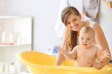 Anne evde onu sevimli küçük bebek banyo