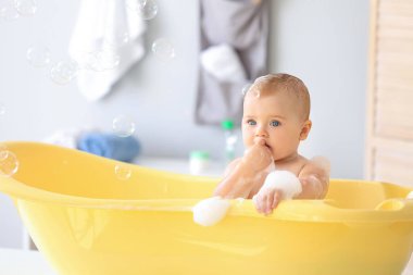 Evde küvette Sevimli küçük bebek