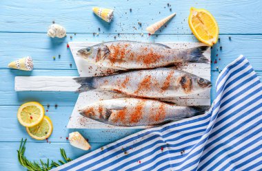 Ahşap masa üzerinde taze levrek ile Kurulu