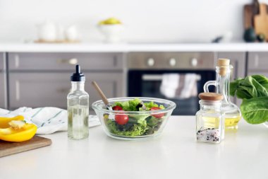 Mutfakta masada lezzetli sebze salatası ile Bowl