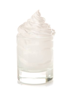 Beyaz arka planda cam dan krem şanti