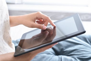 Evde modern tablet bilgisayar kullanan genç kadın, closeup