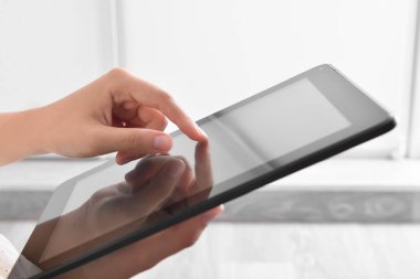 Evde modern tablet bilgisayar kullanan genç kadın, closeup