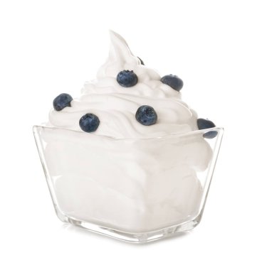 Beyaz arka planda kase de çilek ile krem şanti