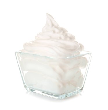 Beyaz arka planda kasede krem şanti