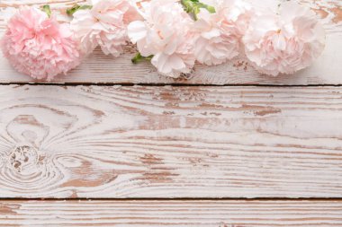 Beyaz ahşap arka plan üzerinde güzel karanfil çiçekler