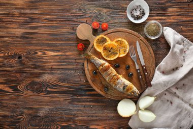 Ahşap masada lezzetli pişmiş levrek balık ile Kurulu