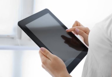 Evde modern tablet bilgisayar kullanan genç kadın, closeup