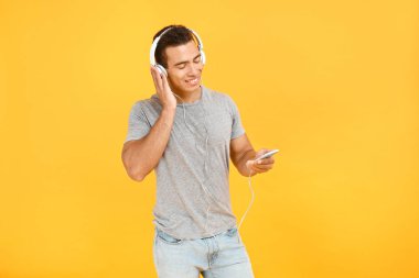 Yakışıklı Afrikalı-Amerikalı adam renkli arka plan müzik dinlerken