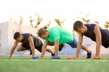 Stadyumda antrenman yapılan sportif gençler grubu