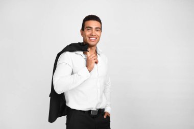 Beyaz arka plan üzerinde yakışıklı Afrikalı-Amerikalı işadamı