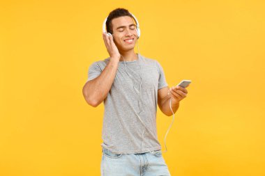 Yakışıklı Afrikalı-Amerikalı adam renkli arka plan müzik dinlerken