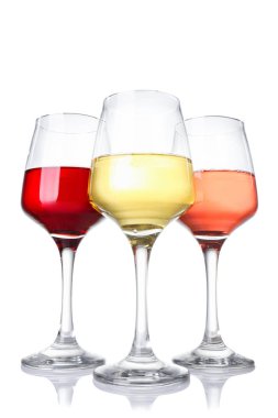 Beyaz arka plan üzerinde farklı şarap gözlük