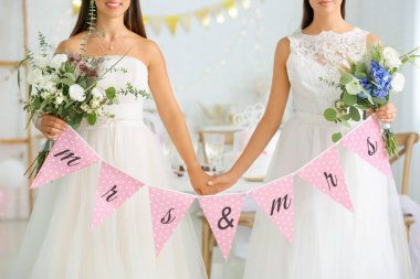 Düğün töreni sırasında güzel lezbiyen çift