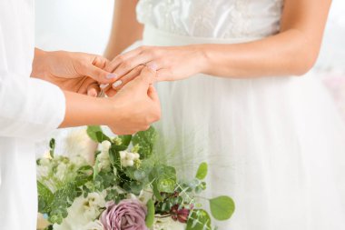 Genç lezbiyen çift düğün töreni sırasında yüzük alışverişi, closeup